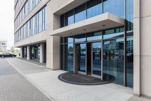 Four Benefits of Soft Washing for Commercial Window Cleaning